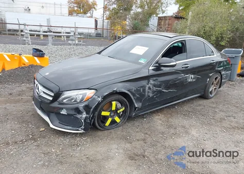 2015 Mercedes-Benz C 300 Sport 4Matic z USA, uszkodzony, nr VIN 55SWF4KB9FU071432